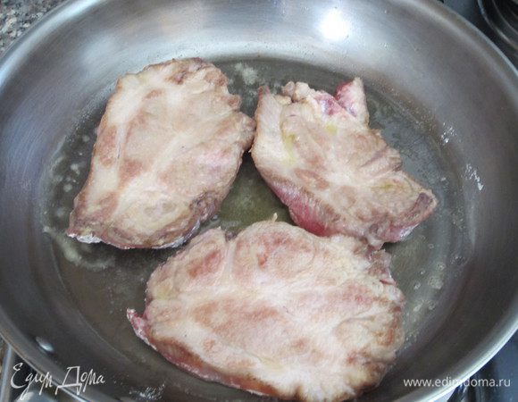 Мясо запанировать в муке и обжарить в 2 ст.л. оливкового масла несколько минут. Посолить, поперчить, влить вино и тушить до выпаривания алкоголя. Мясо вынуть .