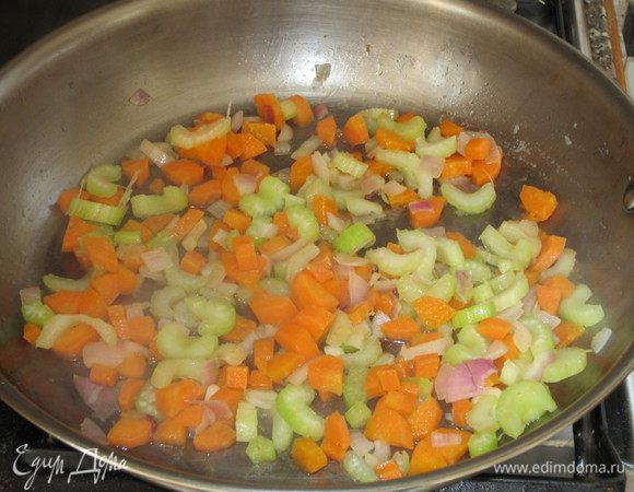 В этой же сковородe протушить  овощи на слабом огне 10 минут. 