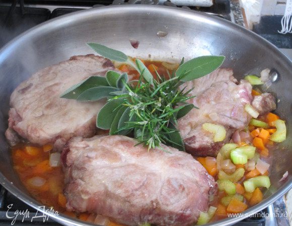 Томатный концентрат растворить в небольшом количестве бульона и добавить к овощам. Добавить мясо, пучок ароматических трав, немного бульона, накрыть крышкой и тушить на среднем огне 1 час. 