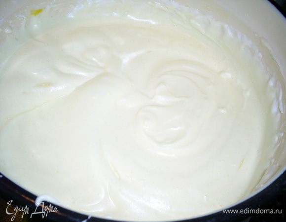 Готовим тесто для орехового бисквита:
Белки взбиваем до устойчивых пиков, постепенно добавляем по ложке сахар и продолжаем взбивать. Полученная масса не должна выпадать из кастрюльки при ее переворачивании. Затем по одному добавляем желтки, каждый раз взбивая до однородности. 