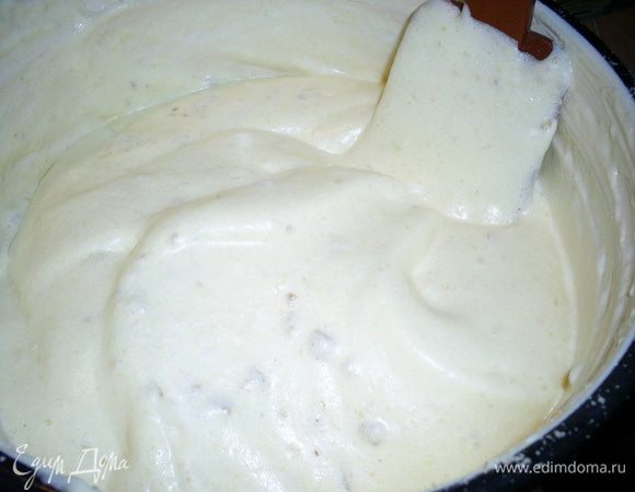 Муку смешиваем с молотыми грецкими орехами. Аккуратно, в три приема, смешиваем полученную смесь со взбитыми яйцами с помощью ложки или лопатки. Должна получиться очень воздушная масса.