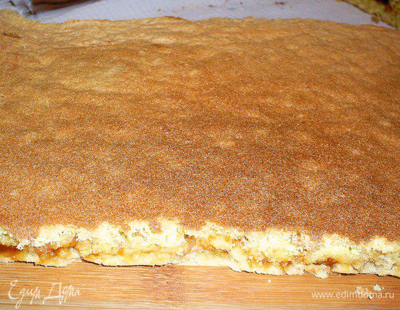 На подготовленные песочные коржи сверху осторожно выливаем бисквитное тесто (по половине на каждый песочный корж). Выпекать в горячей духовке (200 градусов) примерно 30 минут. Если два коржа сразу выпекать не получается, то рекомендую готовить бисквитное тесто в два подхода, для каждого песочного коржа отдельно. 