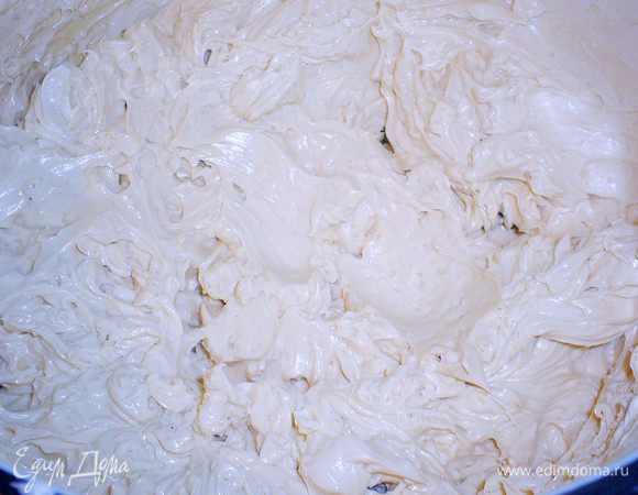 Крем:
Взбиваем размягченное масло комнатной температуры, по столовой ложке добавляем вареную сгущенку и каждый раз взбиваем до однородности. В конце взбивания добавляем коньяк.