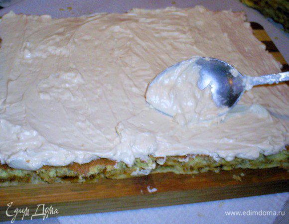 Испеченные и охлажденные коржи смазываем кремом. Верх и бока торта тоже смазываем кремом и посыпаем тертым шоколадом. Даем настояться пару часов при комнатной температуре и отправляем на ночь в холодильник. 
Как сделать праздничные украшения для торта можно посмотреть здесь http://www.edimdoma.ru/posts/3532. Приятного аппетита!!!