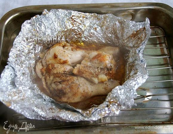 Подготовим начинку. Куриную грудку и ножку солим, перчим, посыпаем паприкой и натираем измельчённым чесноком. Я решила взять для сочности не только белое мясо, поэтому использовала ещё ножку. Мясо можно также отварить, но я решила запечь, так получается сочнее и ароматнее. Заворачиваем курицу в фольгу и запекаем до готовности, около 40 минут.