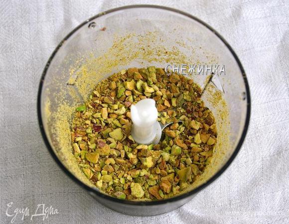 Фисташки измельчаем, не мелко, чтобы попадались кусочки.