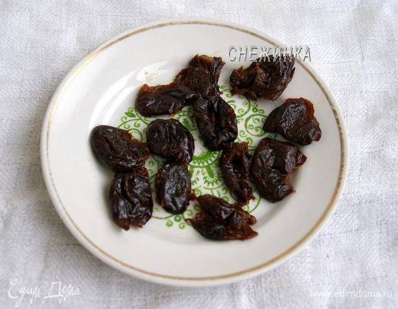 Чернослив хорошо промываем, обсушиваем, разрезаем каждую штучку вдоль пополам.