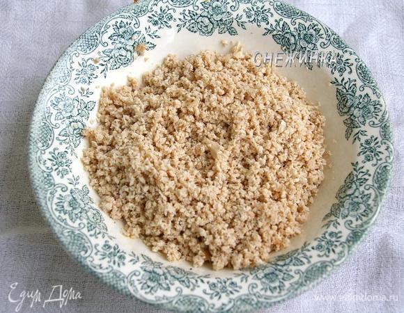 Готовое мясо отделяем от костей и измельчаем через мясорубку или с помощью блендера.