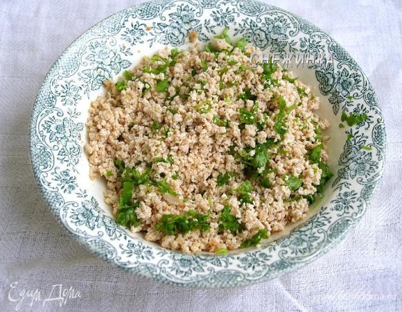 Соединяем с измельчённой зеленью.