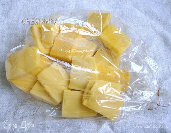 Сыр нарезаем крупными кусками. Отправляем его в рукав для запекания. Концы очень хорошо перевязываем ниткой.