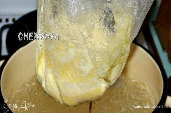 В кастрюле кипятим воду, затем опускаем рукав с сыром в кипящую воду. Варим таким образом сыр до полного его растворения. Сыр должен полностью расплавиться.