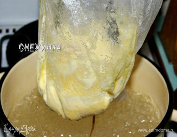 В кастрюле кипятим воду, затем опускаем рукав с сыром в кипящую воду. Варим таким образом сыр до полного его растворения. Сыр должен полностью расплавиться.