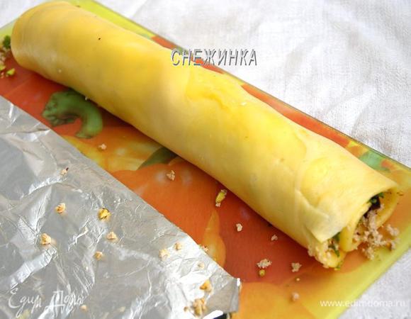 При помощи фольги сворачиваем плотный рулет.