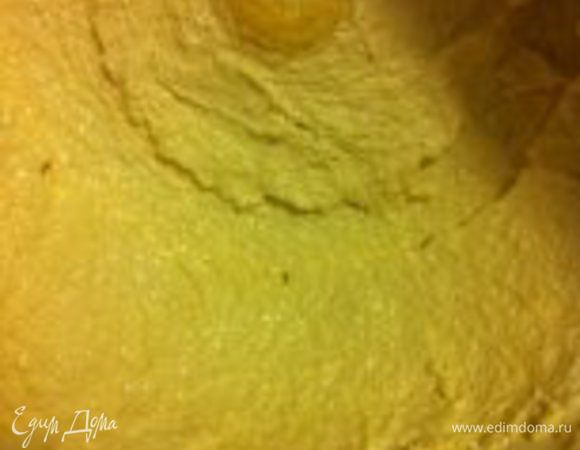 Хорошенько взбейте миксером масло вместе с коричневым сахаром