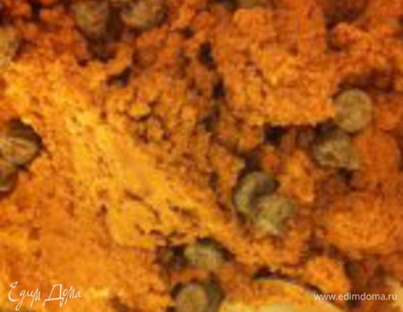 На медленной скорости частями введите смешанные сухие ингредиенты, хорошо вымесите тесто. В последнюю очередь добавьте шоколад, поломанный на кусочки или, как у меня, шоколадные капли. Поставьте тесто в холодильник минут на 30