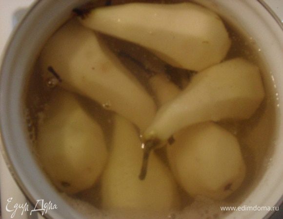 Груши помыть, очистить кожуру. Сбрызнуть лимонным соком и оставить на 10 мин. Сахар смешать с ванилином, хорошо перемешать.