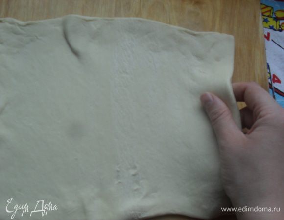 Тесто разморозить, растянуть руками в разные стороны, но не раскатывать. разрезать на тонкие одинаковые полоски.