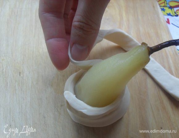 Обмотать груши полосками теста. Духовку разогреть до 180 градусов. Противень застелить бумагой для выпечки. Груши поставить на противень и запекать 10 минут. Готовые груши подавать с мороженным (у меня мороженного не было).