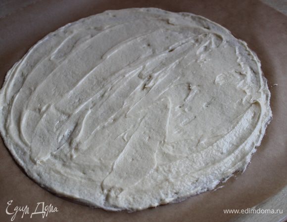  На бумаге для выпечки на изнаночной стороне нарисовать круги или какую- нибудь другую форму. Выкладываем на лист по 4 ст.л. теста. у меня 26 см. Разровнять .