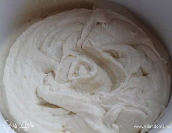 делаем крем: взбиваем сливки с сахаром, добавляем постепенно яблочное пюре. Получается такой крем со вскусом яблок. Сливки не опадут.