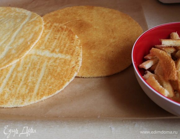 остывшие коржи, обрезаем по тарелке меньшего диаметра, складываем стопкой.