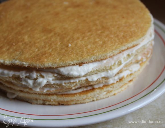 подготовленые коржики смазываем кремом..они очень нежные , надо с ними быть осторожно.Украшаем по желанию. у меня  растопленый шоколад сверху, а по бокам обжареный орех. Настаивать несколько часов, проптывается очень быстро. Приятного аппетита!