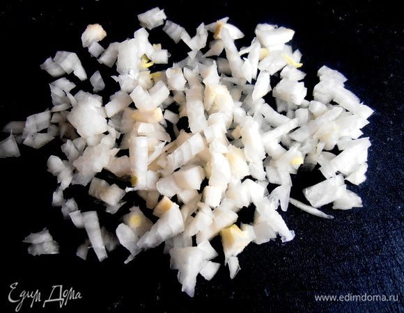 Лук нарезаем мелко-мелко.