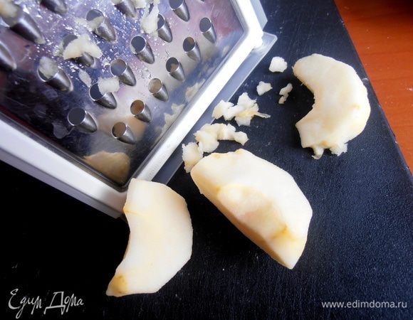 Яблочко натираем на крупной тёрке...