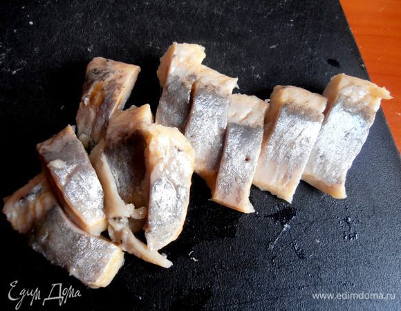 Филешку нарезаем на удобные для кушанья кусочки.