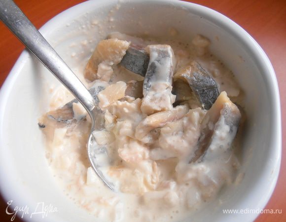 И смешиваем с соусом из сметанки.