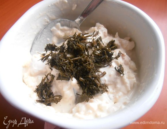 На данном этапе пробуем... Мне не понадобился сахар, т. к. яблочко оказалось сладкое, и соль я заменила засоленным на зиму укропом - 1 ч. л.