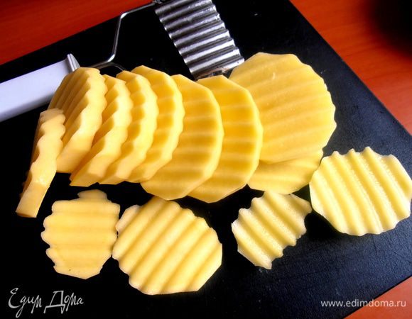 Картофель выбираем ровный,крупный и гладкий! Нарезаем сначала на кружки специальным ножиком "зигзаг"...