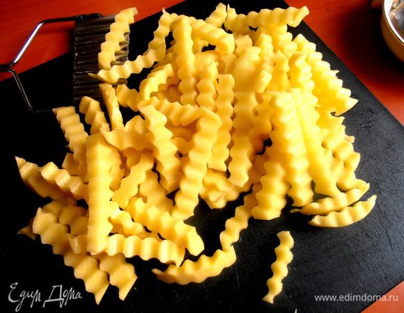 Затем ставим ножик поперёк полосок и режем на палочки нужной толщины. Чем тоньше - тем быстрее и вкуснее прожарится картофель!