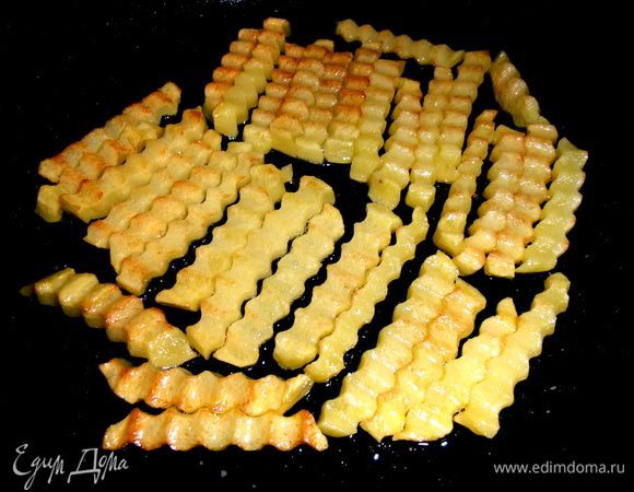 Жарим данную картофелину в два этапа... Сначала половину выкладываем ровным слоем на разогретое растительное масло и посыпаем крупной солью, как обычно вы солите картошку. Затем кончиком ножа переворачиваем каждую палочку и жарим с другой стороны уже без соли.