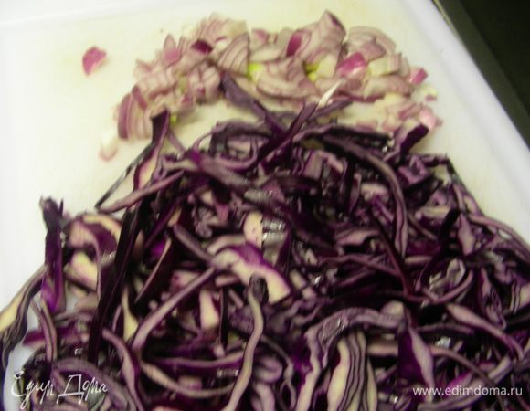 Луковицу мелко режем. У капусты удаляем твердую середину и режем ее потоньше.
