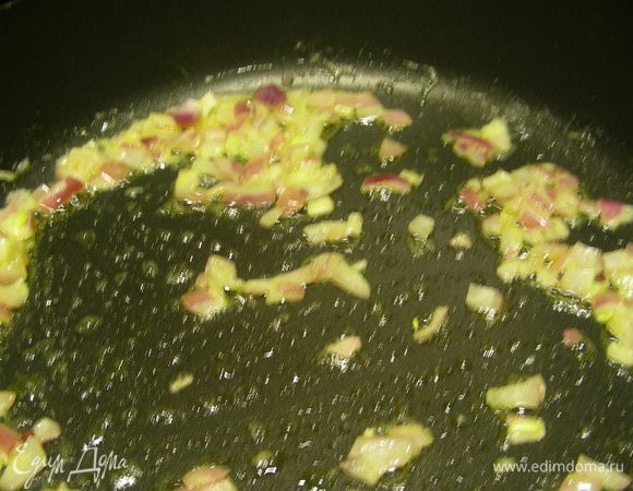 На сливочном масле обжариваем лук минут 5.
