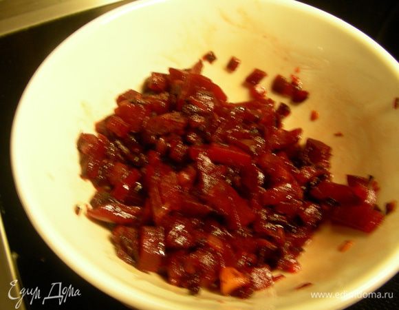 Для свекольного чатни мелко режем красную луковицу и обжариваем ее минут 5 на оливковом масле. Свеклу режем небольшими кубиками и добавляем к луку. Готовим ее минут 5 на средне-высоком огне, помешивая. Затем уменьшаем огонь до небольшого, добавляем перец и готовим минут 20. Снимаем с огня, добавляем уксус и мед и оставляем настаиваться минут 30. 
