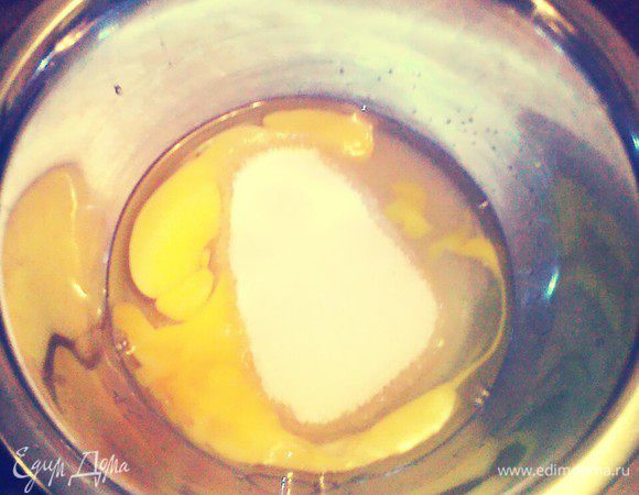 Смешиваем яйца и сахар. Можно добавить ваниль.