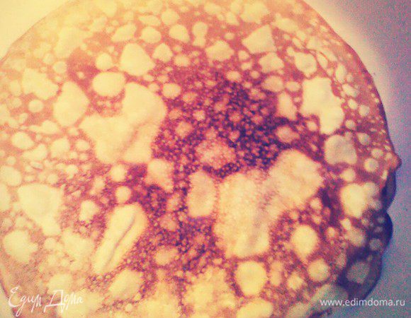 Жарим блины на среднем огне.