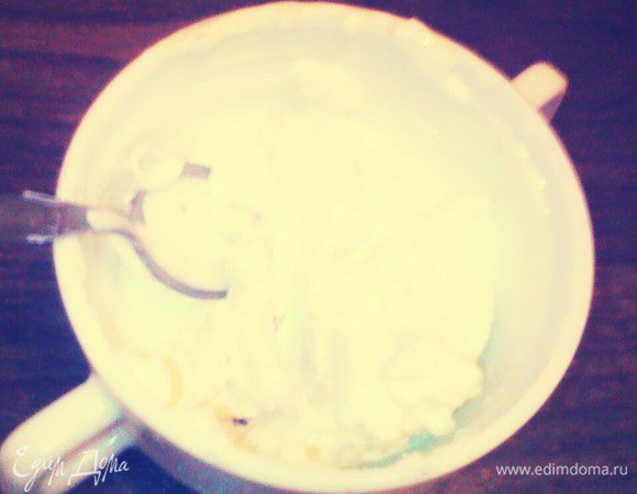 В миске смешать сметану и творожки. Можно добавить сухофрукты, шоколадную крошку. Начинку намазать на блин.