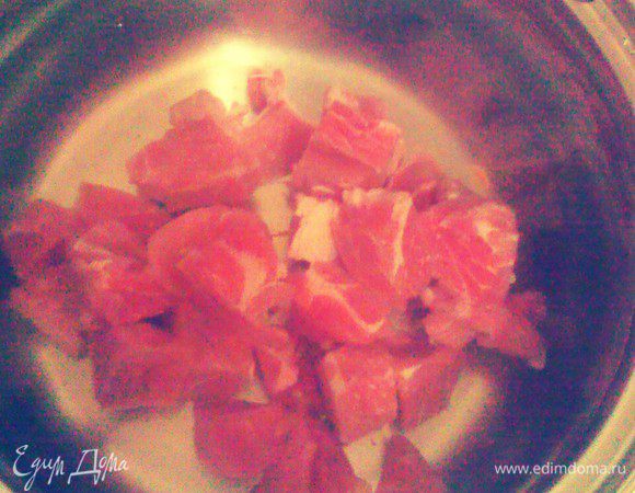 В кастрюлю наливаем воду, кладем нарезанную свинину.Ставим на огонь.