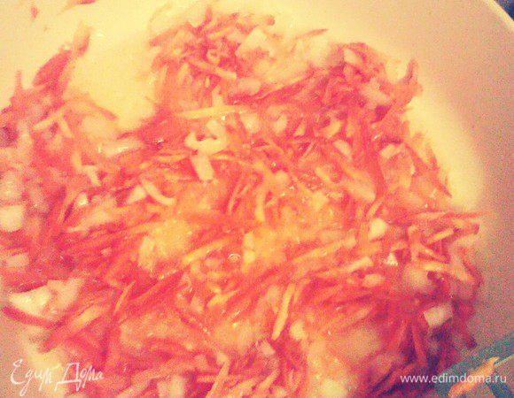 На разогретую с маслом сковородку кладем нарезанный лук и морковь. Жарим до полуготовности. 