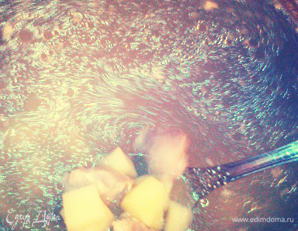 В бульон добавить картофель. Варить на среднем огне до полуготовности картофеля.