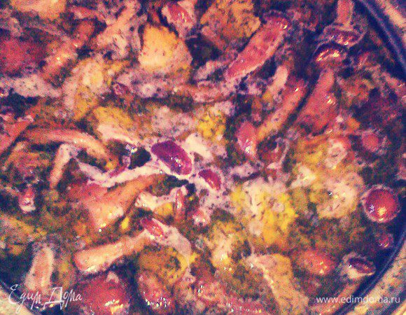 В суп добавить зажарку. Посолить, поперчить, добавить сушенную зелень. Поставить на медленный огонь и варить до готовности.