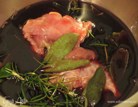 Помыть кролика в холодной воде с добавлением уксуса,обсушить бумажным полотенцем,поместить в миску. Добавить розмарин,шалфей, лавровый лист,раздавленный чеснок, залить вином, закрыть плёнкой и поставить мариноваться в холодильник минимум на 6 часов.