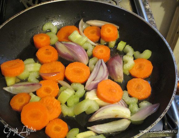 Крупно нарезать лук,сельдерей,морковь и обжарить  в глубокой сковороде с 3 ст.л. оливкового масла на слабом огне 4-5 минут.