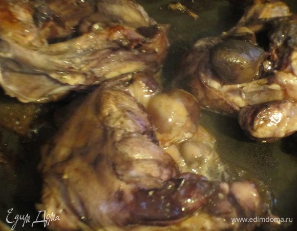 Вынуть кролика из маринада и подсушить на сковороде с антипригарным покрытием на сильном огне 10 минут.