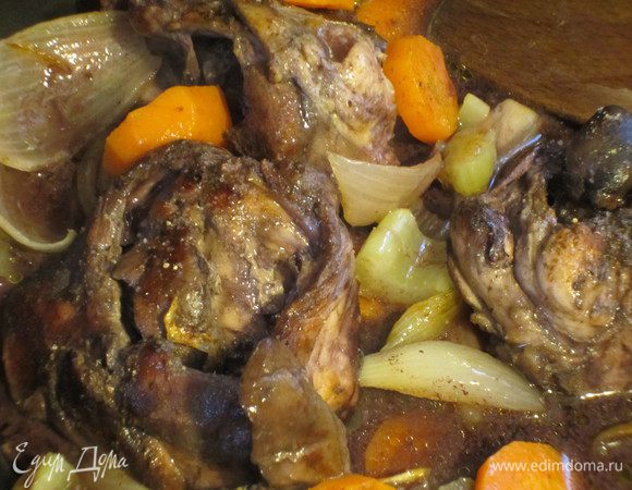 Кролика поместить к овощам,влить профильтрованный винный маринад,посолить,поперчить,накрыть крышкой и тушить 30 минут. В 1/2 ст. тёплого бульона развести томатный концентрат, влить в сковороду и тушить ещё 30 минут.