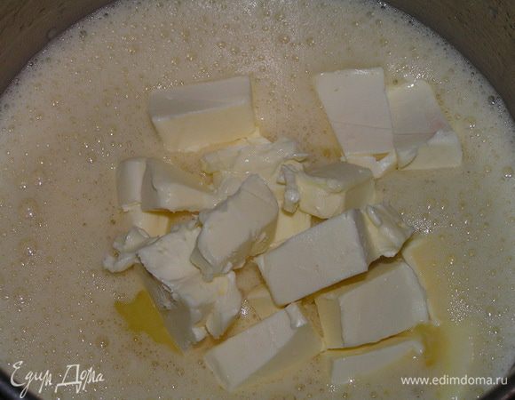 Немного остудить смесь (до 60*С) и добавить сливочное масло, перемешать.