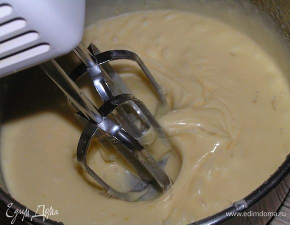 Затем взбивать крем около 10 минут на высокой скорости.
